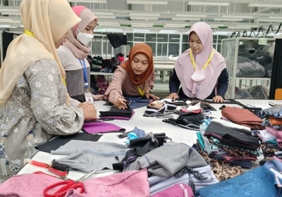 Guru busana pemagangan di Apparel one Indonesia