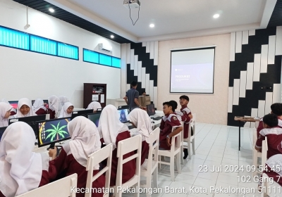 Praktisi Dunia Kerja Mengajar Di SMK Bersama Izara batik