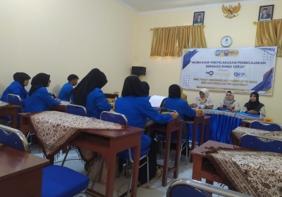 Serah Terima Mahasiswa PLP UNIKAL di SMK Baitussalam