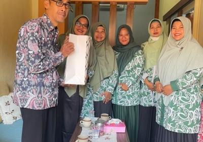 Penyerahan Hadiah bapak Drs. Mualip