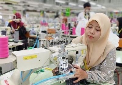 Guru busana pemagangan di Apparel one Indonesia