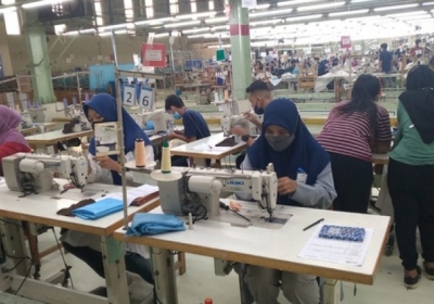 Guru busana pemagangan di Apparel one Indonesia