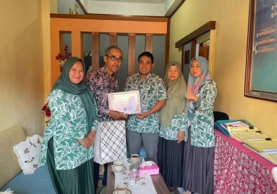 Penyerahan hadiah bapak Drs. Mualip