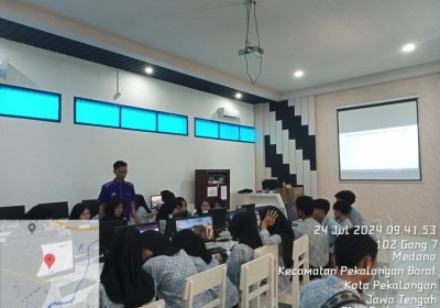 Praktisi Dunia Kerja Mengajar Di SMK Bersama Izara Batik