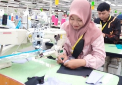 Guru busana pemagangan di Apparel one Indonesia