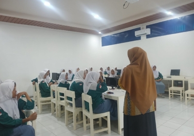 Praktisi Dunia Kerja Mengajar Di SMK Bersama Izara Batik