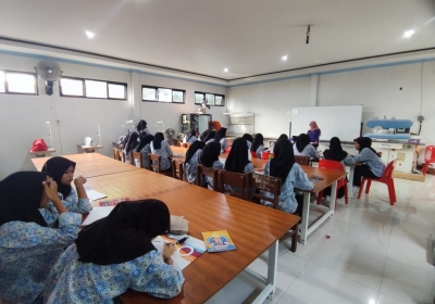 Praktisi Dunia Kerja Mengajar Di SMK Bersama Izara Batik
