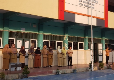  Apel Pagi dipimpin Ibu Kepala Sekolah Sebagai Bentuk Budaya Positif 