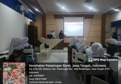 Praktisi Dunia Kerja Mengajar Di SMK Bersama Izara Batik