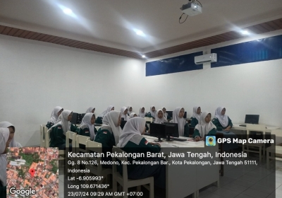 Praktisi Dunia Kerja Mengajar Di SMK Bersama Izara Batik